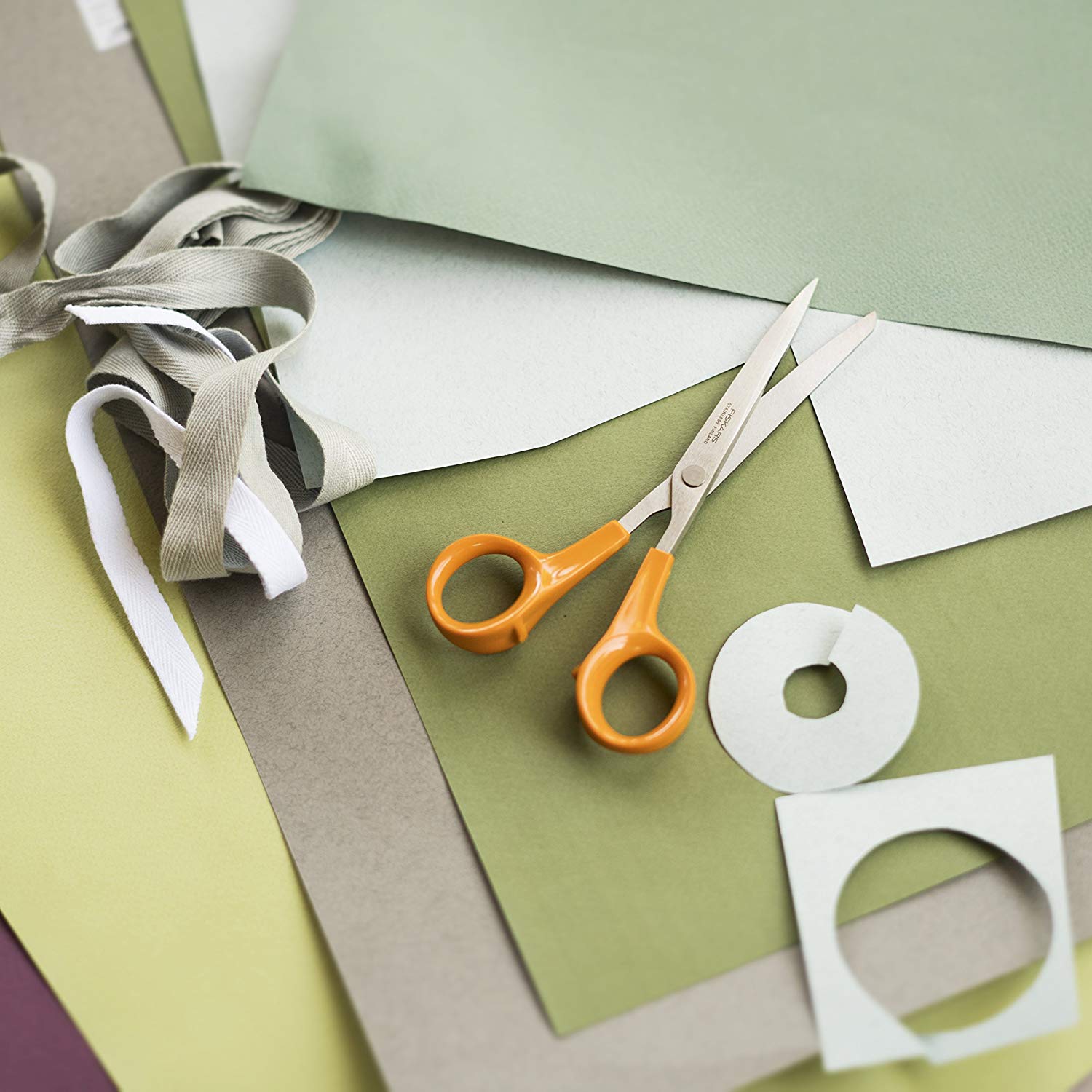 Fiskars Paper Scissors, Total Length: 17 cm, Steel/Synthetic Material, Classic, 1000816, Standard, 17 x 8.5 x 1.7 cm - Image 3