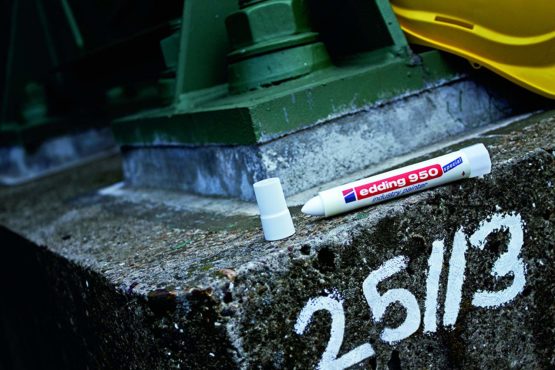 edding 950 Industry Painter - White - 10 Pens - Round Tip 10 mm - Marker for Writing on Metal, Rocks, Wood - Rough Or Wet Surfaces - Permanent, Waterproof - Image 3