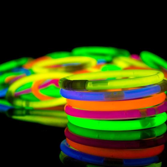 50 Pack of Glow Stick Bracelets - Image 4