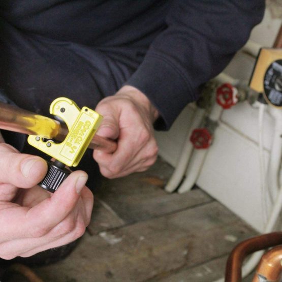 Stanley 0-70-447 - 22mm Adjustable Pipe Cutter, Black/Yellow - Image 3