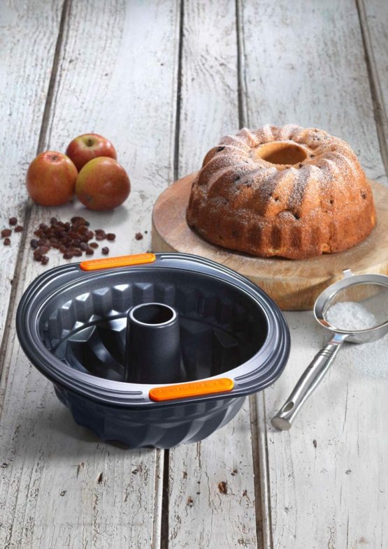 LE CREUSET 941024220 Toughened Non-Stick Bakeware Gugelhupf form, 26 cm, Black - Image 2