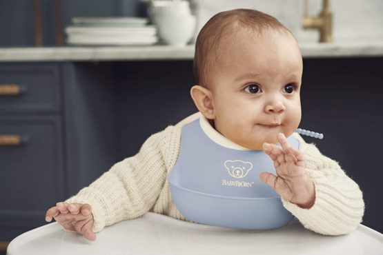 BABYBJÖRN Feeding Bib Set (Baby Bib + Small Baby Bib), Plastic, Powder Blue - Image 2