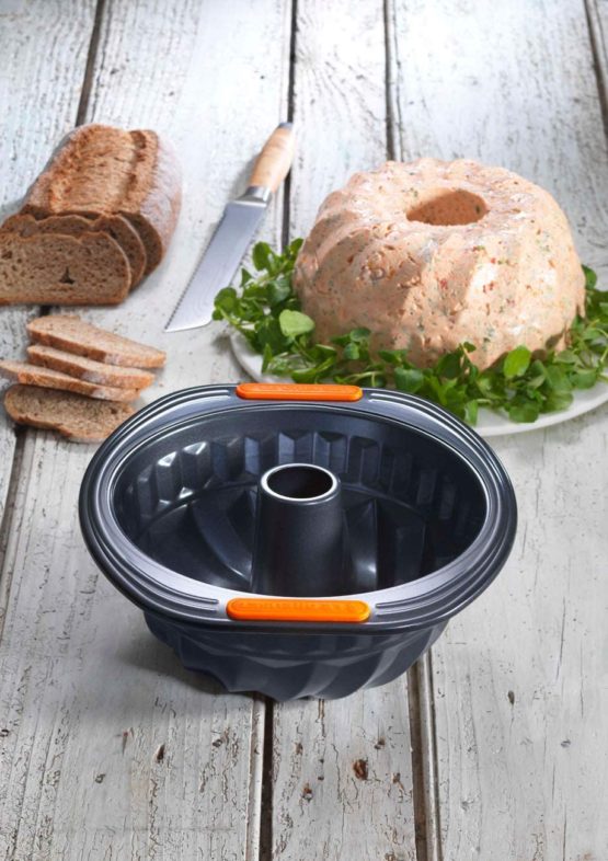LE CREUSET 941024220 Toughened Non-Stick Bakeware Gugelhupf form, 26 cm, Black - Image 4