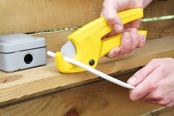 Stanley 070450 28mm Plastic Pipe Cutter - Image 3