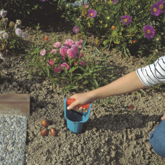GARDENA Bulb Planter: Ideal garden accessory for planting flower bulbs, with automatic release and depth scale, planting assistant of high-quality steel with a Duroplast coating (3412-20) - Image 3