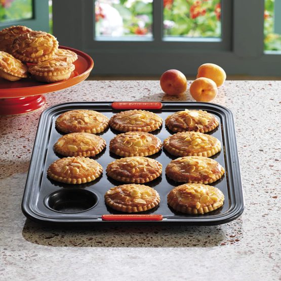 Le Creuset Toughened Non-Stick Bakeware 12 Cup Bun Tray, Black - Image 4