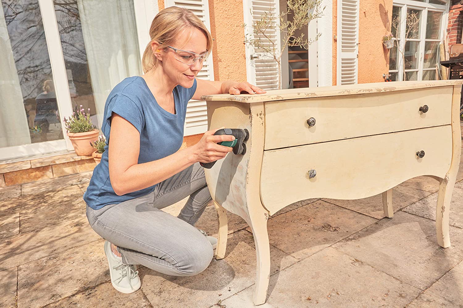 Bosch Pack of 12 Sanding Sheets (for Wood and Paint Diameter 40 mm, Grain K180, Accessory Orbital Sanders) - Image 3