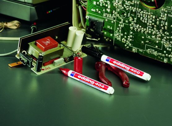 edding 400 Permanent Marker - Black, Red, Blue, Green - 4 Pens - Fine Round Tip 1 mm - Waterproof, Quick-Drying, Smear-Proof Pens - for Cardboard, Plastic, Wood, Metal, Glass and Fabric - Image 2
