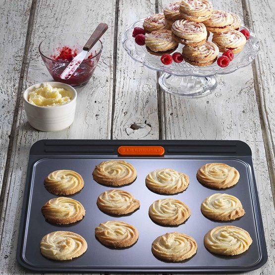Le Creuset 94102115130000 Toughened Non-Stick Bakeware Cookie Tray, 38 cm, Black - Image 2