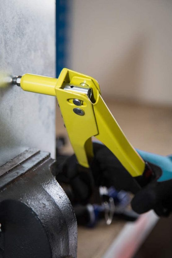 Blue Spot 09101 Hand Rivet Gun with 60 Rivets - Image 4