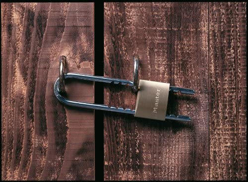 Master Lock 1950EURD Key Padlock with Adjustable Shackle from 6 to 15 cm, Gold, 18 x 4.5 x 1.4 cm - Image 2