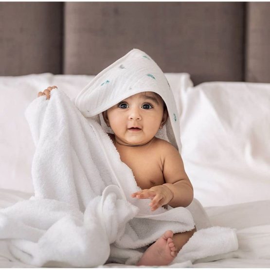 Petite Piccolo Super-soft Muslin Hooded Baby Towel and Washcloth Set with Floating Feather Design - Image 2