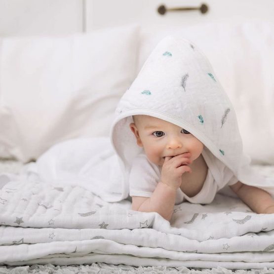 Petite Piccolo Super-soft Muslin Hooded Baby Towel and Washcloth Set with Floating Feather Design - Image 3