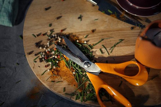 Fiskars Universal Scissors S92, Length: 18 cm, Stainless steel blade/plastic handles, Classic, Orange, 1000555 - Image 3