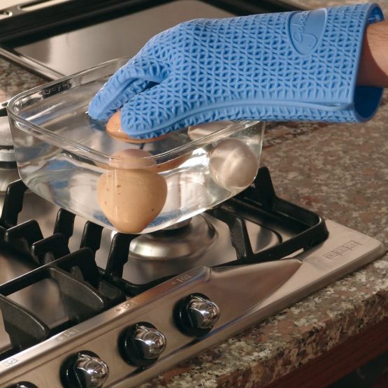 silikomart Textured Silicone Oven Mitt Zeus, Light Blue - Image 3