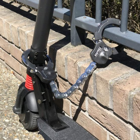 MASTER LOCK Certified Cuffs, Anti-theft Lock – Police Approved [9 pivoting links] [55 cm] 8290EURDPRO - Best used for Electric Scooters, Bikes, Motorbikes - Image 4