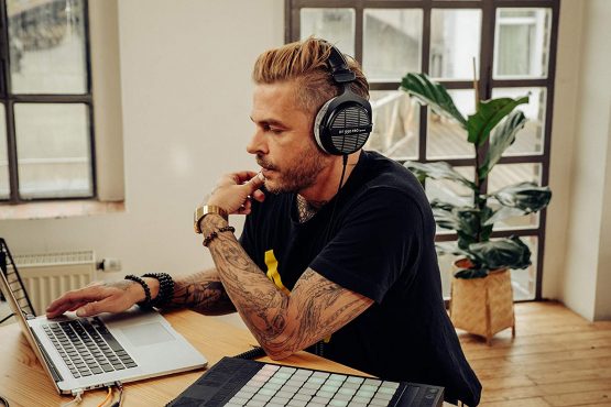 beyerdynamic DT 990 PRO Studio Headphones - Image 4