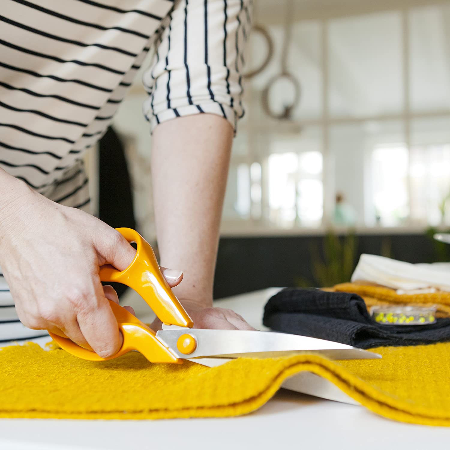 Fiskars Tailor Scissors, Length: 27 cm, Stainless Steel Blade/Plastic Handles, Orange, Classic, 1005145, 9.4 x 27 x 2.1 cm - Image 4