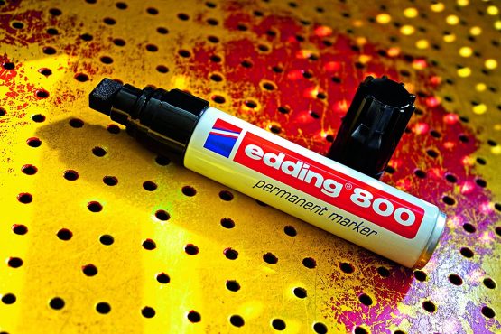 edding 800 Permanent Marker - Multi-Coloured - 5 Pens - Chisel Tip 4-12 mm - for Bold Markings - Waterproof, Quick-Drying, Smear-Proof Pens - for Cardboard, Plastic, Wood, Metal, Glass and Fabric - Image 3
