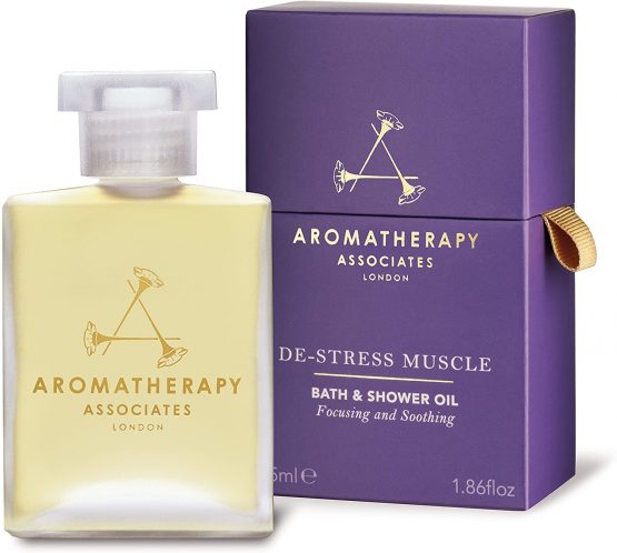 Aromatherapy Associates De-Stress Muscle Bath And Shower Oil 55ml. Immerse over-exerted muscles in the warming and soothing essential oils of Rosemary, warming Ginger and invigorating Black Pepper.