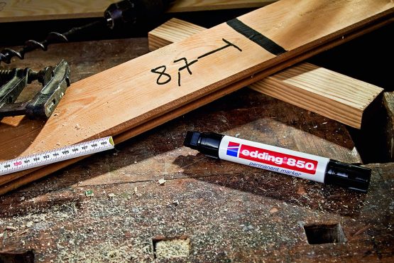 edding 850 Permanent Marker - Blue - 5 Pens - Chisel Tip 5-15 mm - for Bold Markings -Waterproof, Quick-Drying, Smear-Proof Pens - for Cardboard, Plastic, Glass, Wood, Metal and Fabric - Image 2