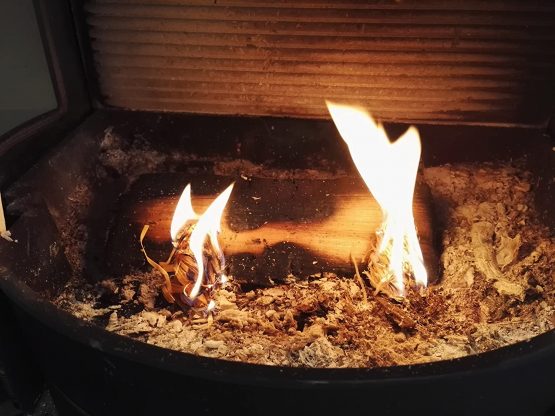 Natural Eco Wood Firelighters - Wood Wool Flame Fire Starters Great for Lighting Fires in Stoves, BBQ's, Pizza Ovens & Smokers, Safe Charcoal Starter for Lighting A Charcoal Barbecue (40pc) - Image 4