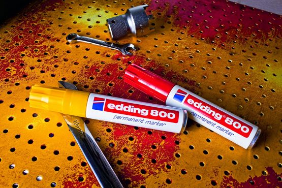 edding 800 Permanent Marker - Multi-Coloured - 5 Pens - Chisel Tip 4-12 mm - for Bold Markings - Waterproof, Quick-Drying, Smear-Proof Pens - for Cardboard, Plastic, Wood, Metal, Glass and Fabric - Image 2