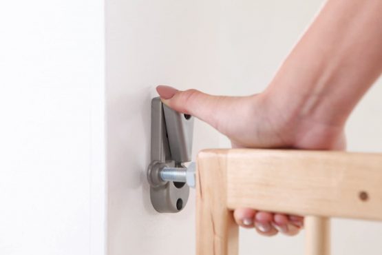 Lindam Wall Fix Extending Wooden Safety Gate - Image 4