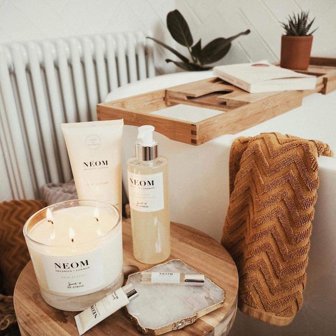 NEOM- Real Luxury Scented Candle, Travel Size, White, 75 g (Pack of 1) - Image 4