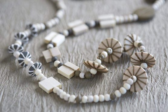 Artemio 35 Round Flat Beads Set to Decorate, Beige, 9 x 1.5 x 13 cm - Image 2