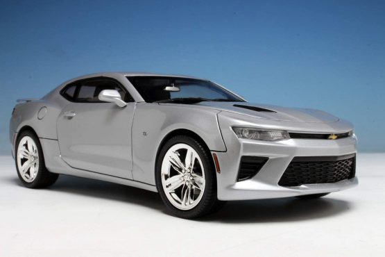 AMT AMT982 1:25 Scale 2016 Chevy Camaro SS Model Kit - Image 4