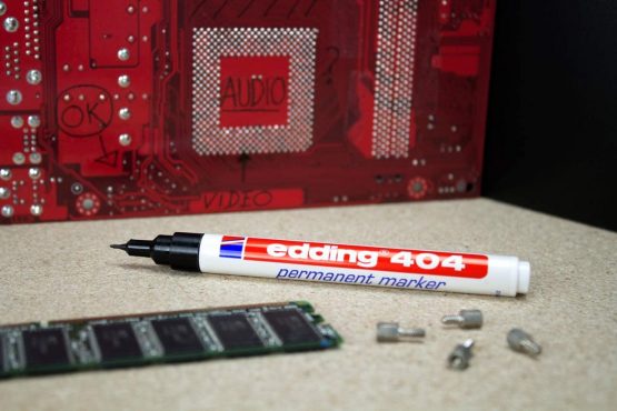 edding 404 Permanent Marker - Black, Red, Blue, Green - 10 Pens - Fine Round Tip 0.75 mm - Waterproof, Quick-Drying, Smear-Proof Pens - for Cardboard, Plastic, Wood, Metal, Glass and Fabric - Image 4