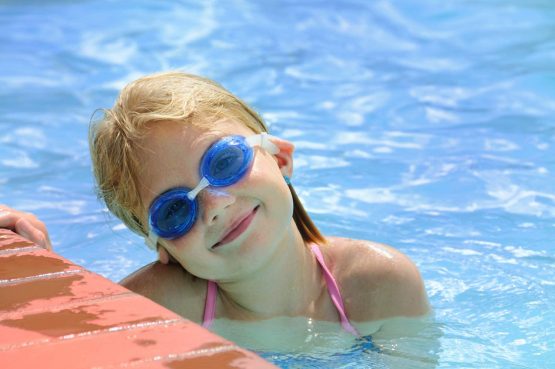Flipper SwimSafe 1035 – Swimming Goggles for Toddlers from 12 Months Adjustable with UV Protection and Anti-Fog + Glasses Case - Image 4