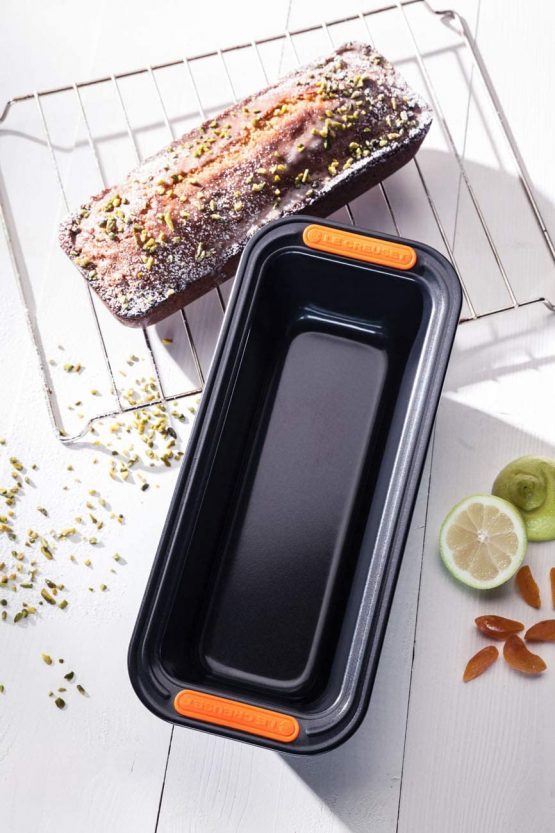 Le Creuset 941017000 Toughened Non-Stick Bakeware Loaf Tin, 30 cm, Matte Black - Image 3