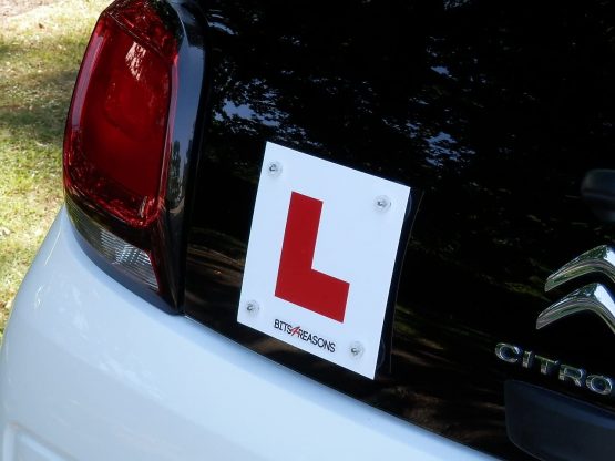 BITS4REASONS PROFESSIONAL GRADE L PLATE FOR ALL SURFACES INCLUDING GLASS AND PLASTIC MOULDED BODYWORK USED ON OUR OWN DRIVING SCHOOL CARS - SINGLE PLATE