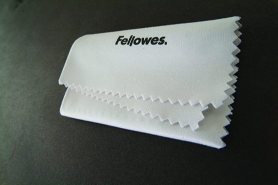 Fellowes 9974506 Microfibre Cleaning Cloth, white - Image 3