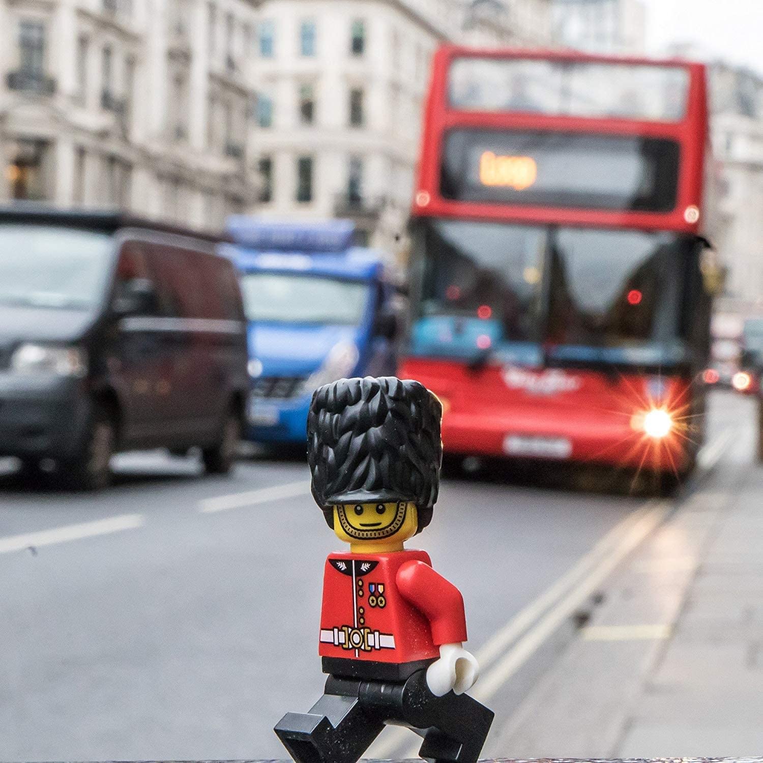 LEGO Hamleys Exclusive Royal Guard Minifigure 5005233, Red - Image 2