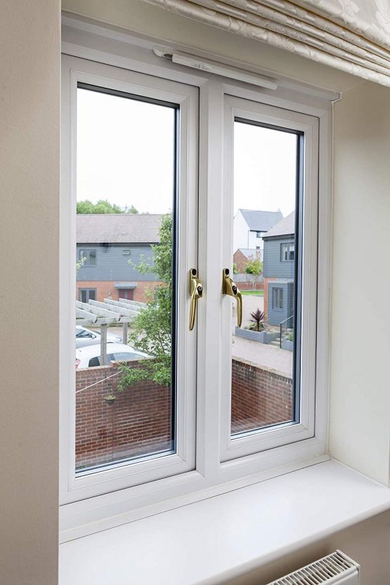 Yale P-YWHLCK40L-WH Offset Window Handle, fits Left Handed windows, 40mm spindle, Lockable, Visi Packed, suitable for PVCu windows, White Finish - Image 3