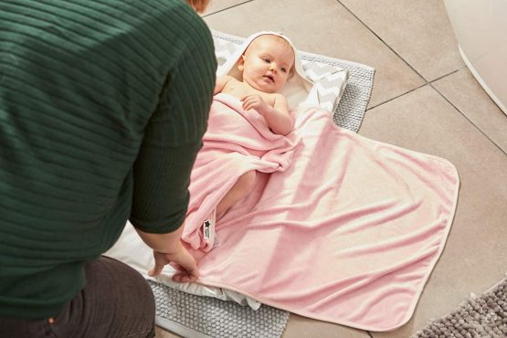 Tommee Tippee Hug ‘N’ Dry Hooded Towel 6-48 months, Pink - Image 3