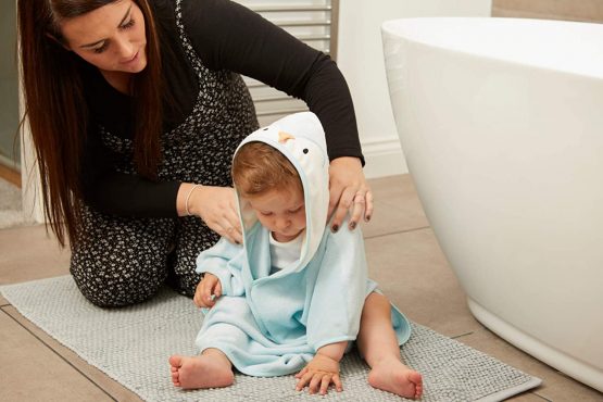 Tommee Tippee Splashtime Hooded Poncho Towel, Highly Absorbent and Super Soft Microfibre Material, Hypoallergenic, 2-4 Years, Percy the Penguin Grofriend, Blue - Image 3