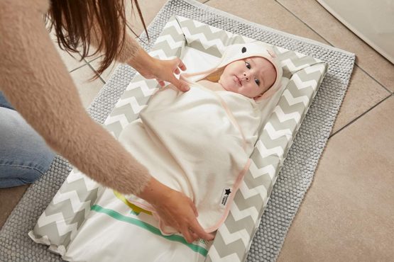 Tommee Tippee Newborn Swaddle Dry Towel 0-6 months, Pink - Image 3
