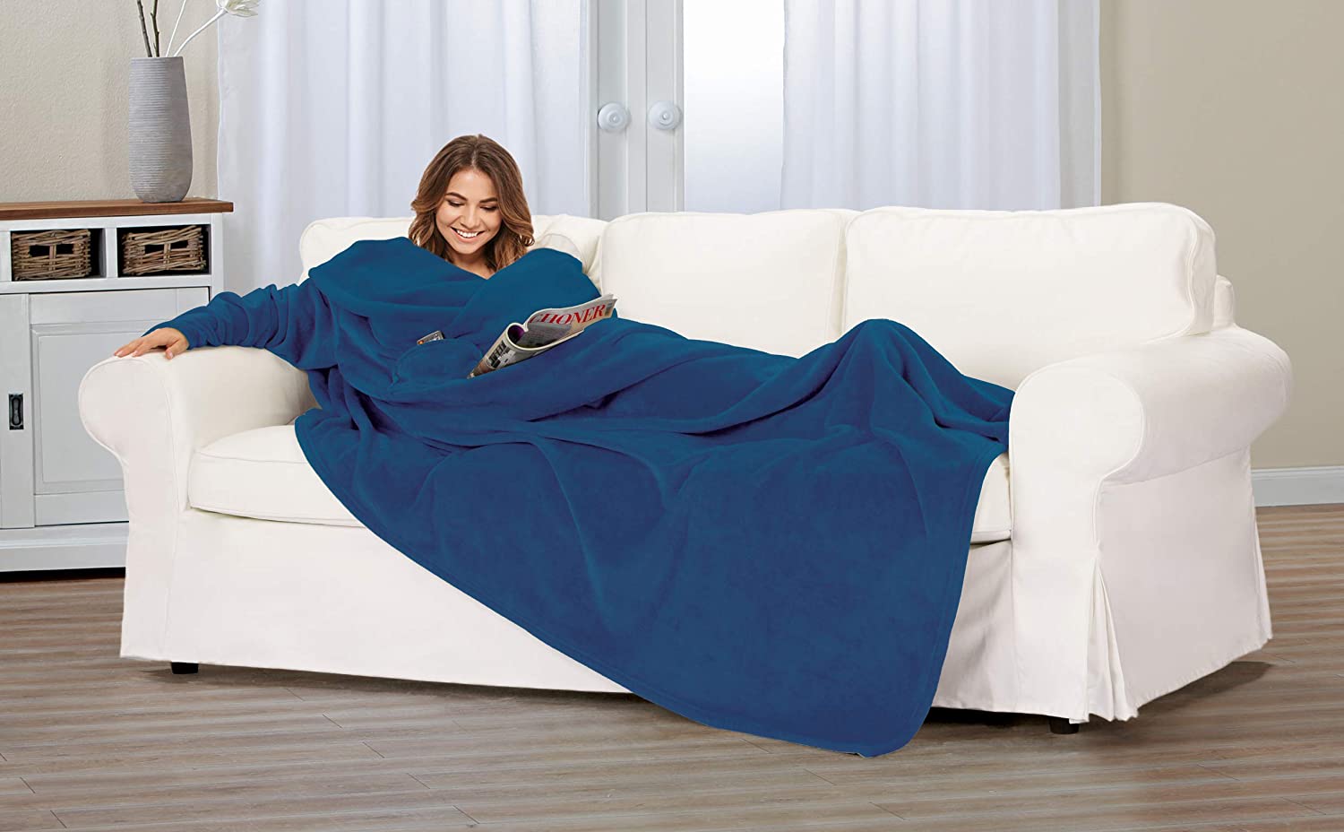 Gözze - Premium Wearable Snuggle Blanket with Sleeves and Breast Pocket, 150 x 240 cm - Navy Blue - Image 4