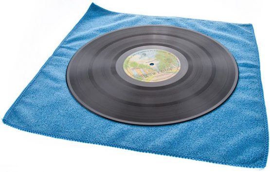 Vinyl LP Record Cleaner Kit - by Vinyl Clear. 250ml Premium Quality Record Cleaning Fluid with Atomiser Bottle, Foldaway Stand, Two Microcloths & Instructions. Plus free 10ml Stylus Cleaning Fluid. - Image 3