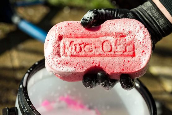 Muc-Off Expanding Sponge - Premium Microcell Bike Cleaning Sponge With Ergonomic Shape For Maximum Comfort And Ease Of Use - Image 4