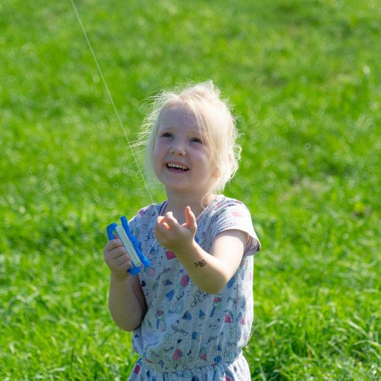 MIC CIM Single line kites - Happy Eddy BLUE - for children from 3 years onwards - 26x27.5 inch - incl. kite line and kite tails - Image 4