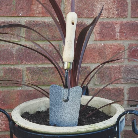 Kingfisher CSHT Wooden Handled Hand Trowel - Image 2