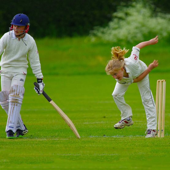 Wowow Toys Wooden Size 3 Junior Cricket Bat Set | Kids Cricket Set Great Outdoor Sports Entertainment Cricket Set Adult Kids Boys and Girls - Image 4