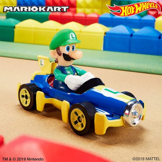 Hot Wheels GBG27 Mario Kart 1:64 Die-Cast Luigi with Mach 8 Vehicle - Image 2