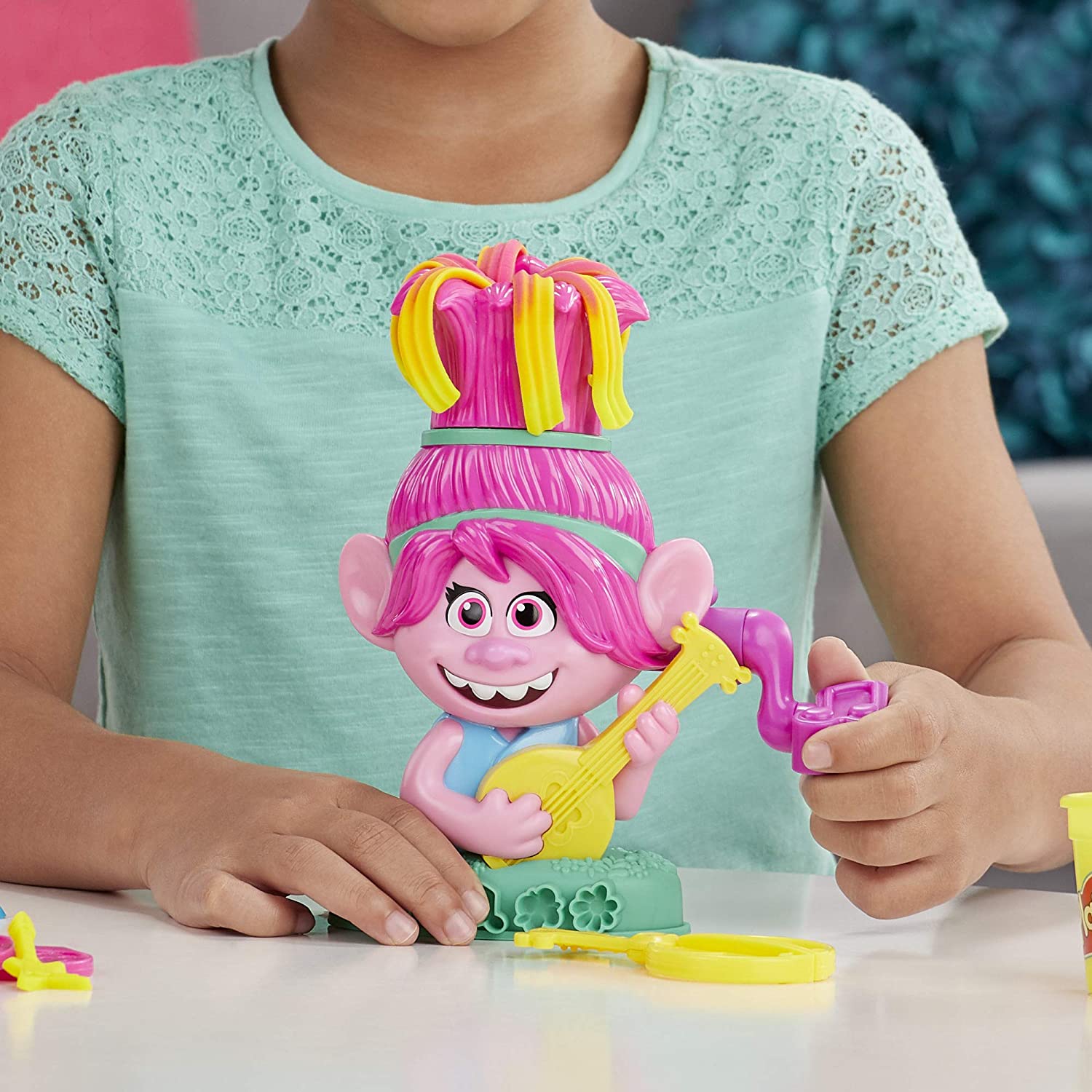 Play-Doh Trolls World Tour Rainbow Hair Poppy Styling Toy for Children 3 Years and Up with 6 Non-Toxic Colours - Image 4