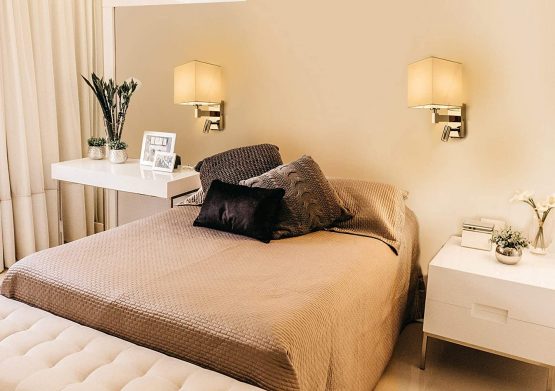 HARPER LIVING 1xE27/ES Up Down Wall Light with Adjustable LED Reading Light, 1 USB Port and 2 On/Off Switches, Polished Chrome Finish, White Fabric Shade (Square Shade) - Image 3
